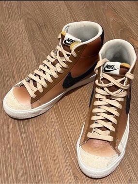 NIKE WOMENS LIFESTYLE SHOE
BLAZER MID ’77 MUSHROOMS